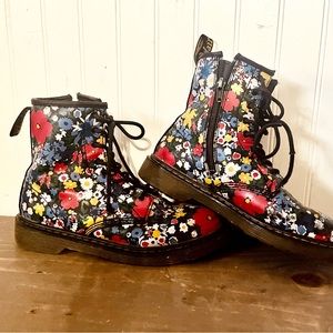 1460 Wanderflora Floral Print vegan Leather Boots - Kids Doc Martens